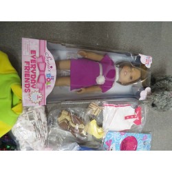 sophia's pop met heel veel kleding