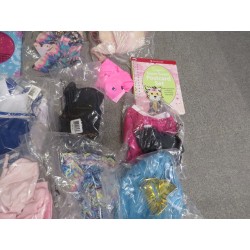 sophia's pop met heel veel kleding