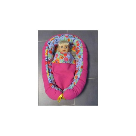 poppennestje blauw papagaaien met hard roze
