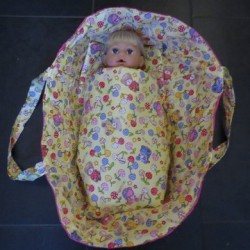 reiswieg geel beer met hard roze voor poppen van 40t/m 48cm