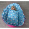 reiswieg blauw kat met hard roze voor poppen van 40t/m 48cm