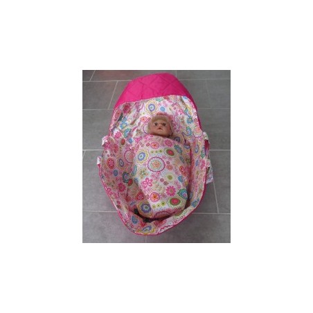 reiswieg kap gebloemd met hard roze voor poppen van 40t/m 48cm