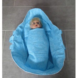 reiswieg blauw gebloemd met wit voor poppen van 40t/m 48cm