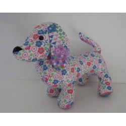 knuffel teckel  wit bloemen 30/25cm