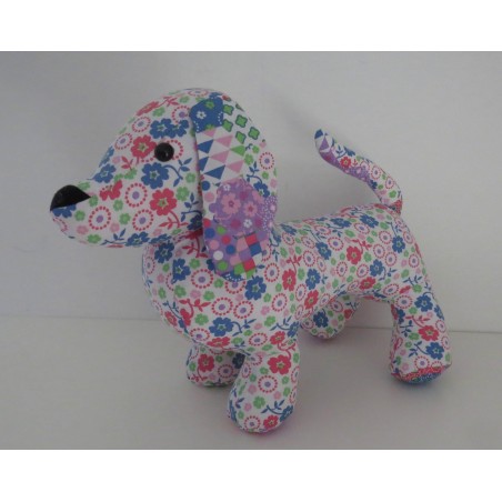 knuffel teckel  wit bloemen 30/25cm