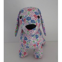 knuffel teckel  wit bloemen 30/25cm